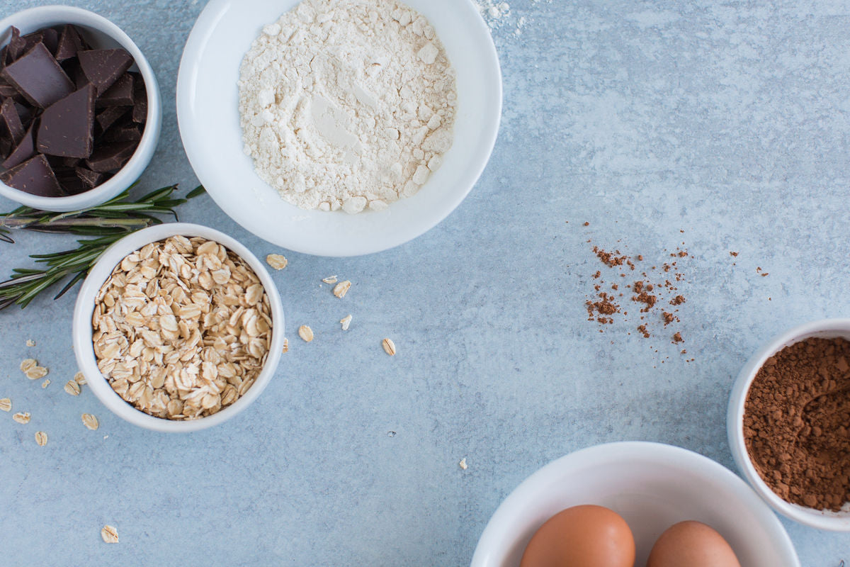 Cranberry oatmeal cookie surrounded by its ingredients